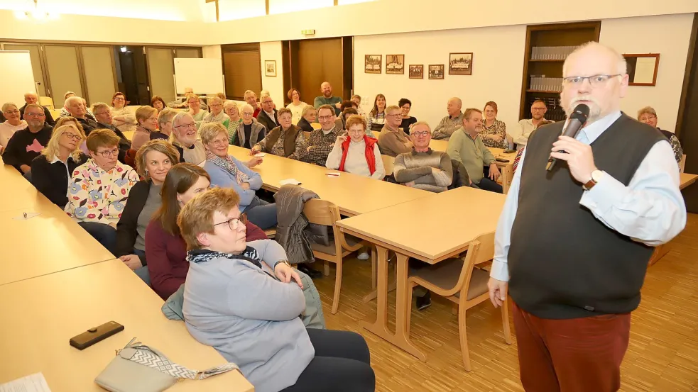 Pfarrer Christian Wölke (vorne) betonte, dass es darum gehe, neue Wege zu finden. Foto: Passmann