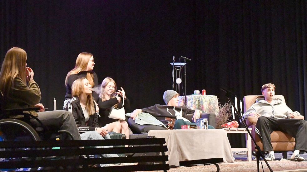 Sieben Abiturientinnen und Abiturienten zeigten ihr schauspielerisches Talent bei der Aufführung „Big Bluff statt Big Brother“. Aufgeführt wurde das Stück auf der Bühne in der Aula der benachbarten Erich-Kästner-Schule. Foto: Scherzer