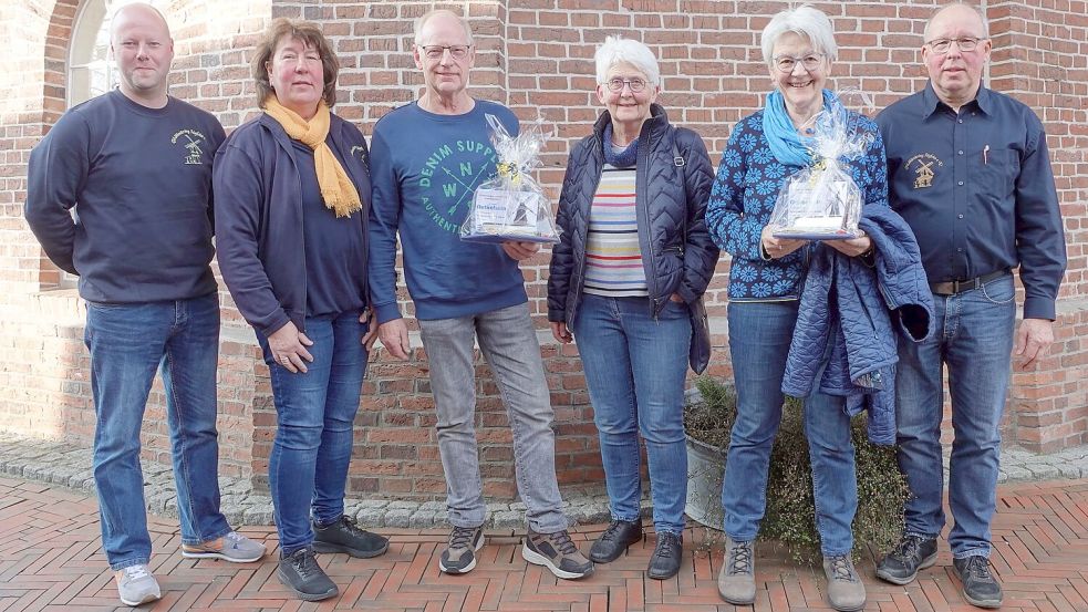 Treue Mitglieder des Möhlenkrings Idafehn wurden geehrt. Zu sehen sind von links: Andree Rülander (stellvertretender Vorsitzender), Gerlinde und Theo Meyerhoff, Christina Bornhorst, Hildegunde Bramlage sowie Böde Busboom (Vorsitzender). Foto: Frank Groeneveld