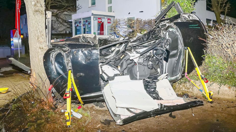 Das Auto, in dem die beiden Frauen saßen, wurde durch den Zusammenprall von der Fahrbahn geschleudert und zwischen zwei Bäumen eingeklemmt. Foto: Andreas Rometsch/KS-Images.de/dpa