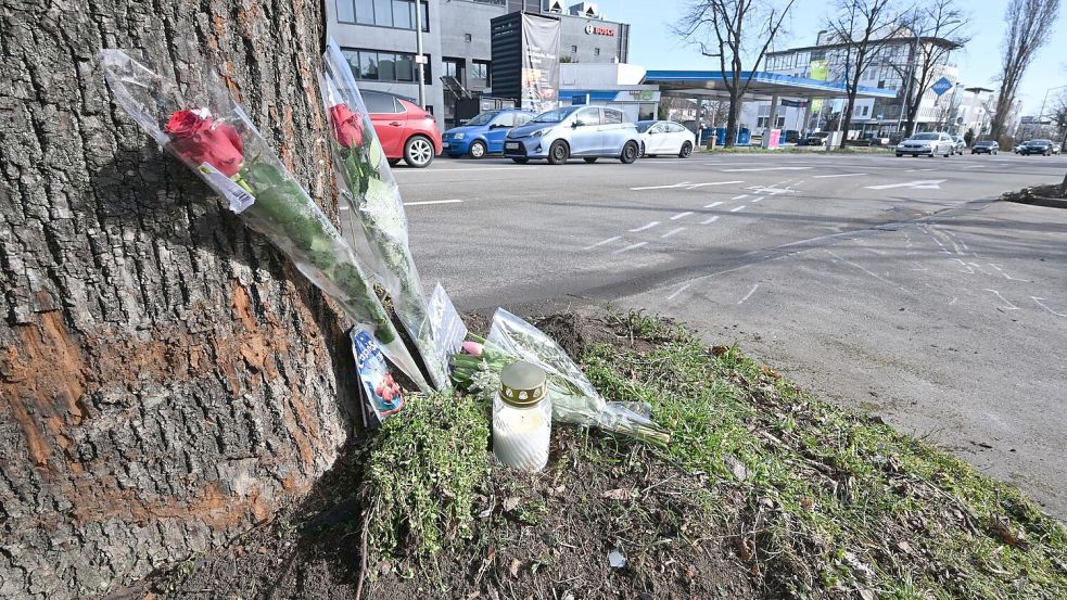 An der Unfallstelle haben Menschen Blumen und eine Kerze abgelegt. Foto: Bernd Weißbrod/dpa