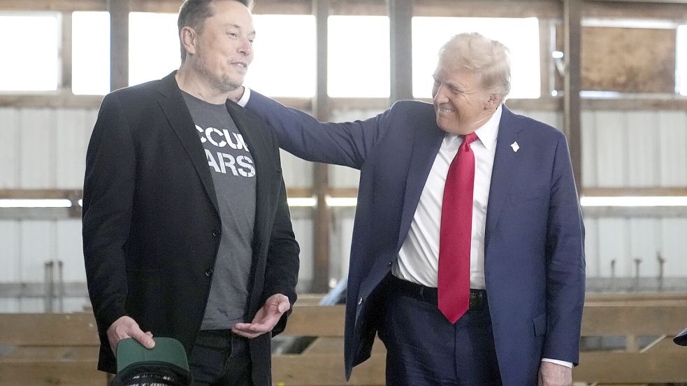 Donald Trump (rechts) und Elon Musk verstehen sich gut. Nun will der US-Präsident seinen Berater wirtschaftlich unterstützen. Foto: dpa/AP/Alex Brandon