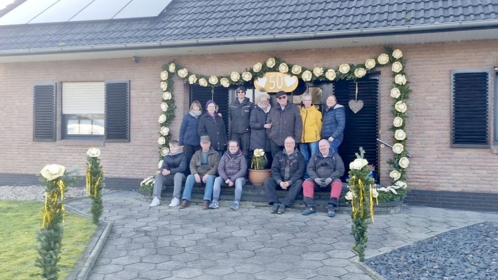 Bild 3: Anlässlich der Goldenen Hochzeit von Alfred und Anita Wramba aus Rhauderfehn hat die Nachbarschaft das Jubelpaar mit einem leuchtenden Bogen überrascht.