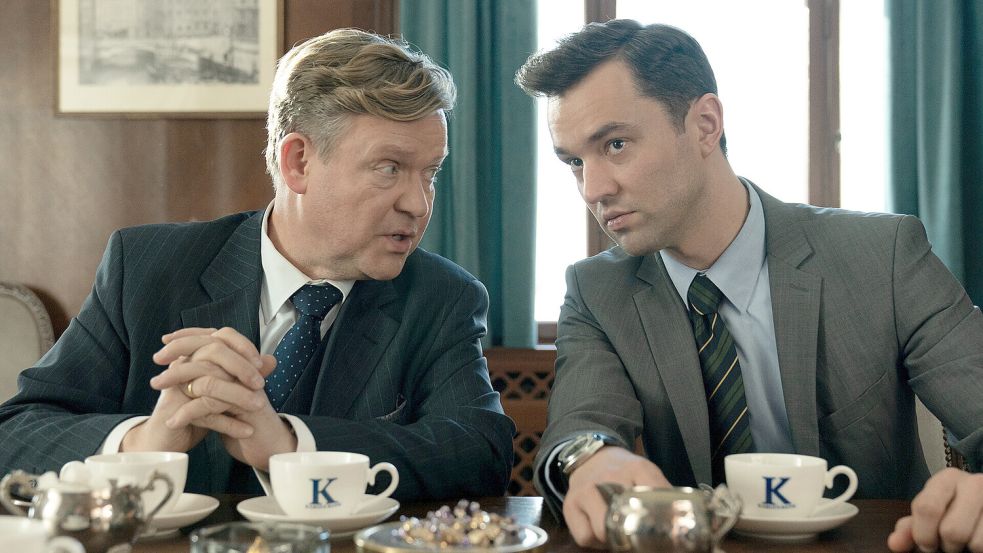 Bernd Hausner (Justus von Dohnányi, l.) und Sven Lebert (Nils Strunk, r.) hecken 1000 ganz illegale Steuertricks aus. Foto: Petro Domenigg