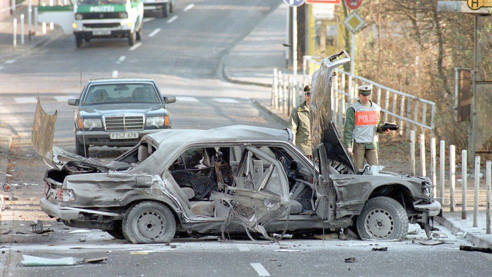 Bei einer Bombenexplosion kommt Alfred Herrhausen ums Leben. Wer genau dafür verantwortlich ist, ist bis heute unklar. (Archivbild) Foto: picture alliance / dpa