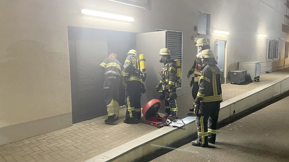 Die Feuerwehrleute suchten nach der Quelle des Gasaustritts. Foto: Feuerwehr Norden