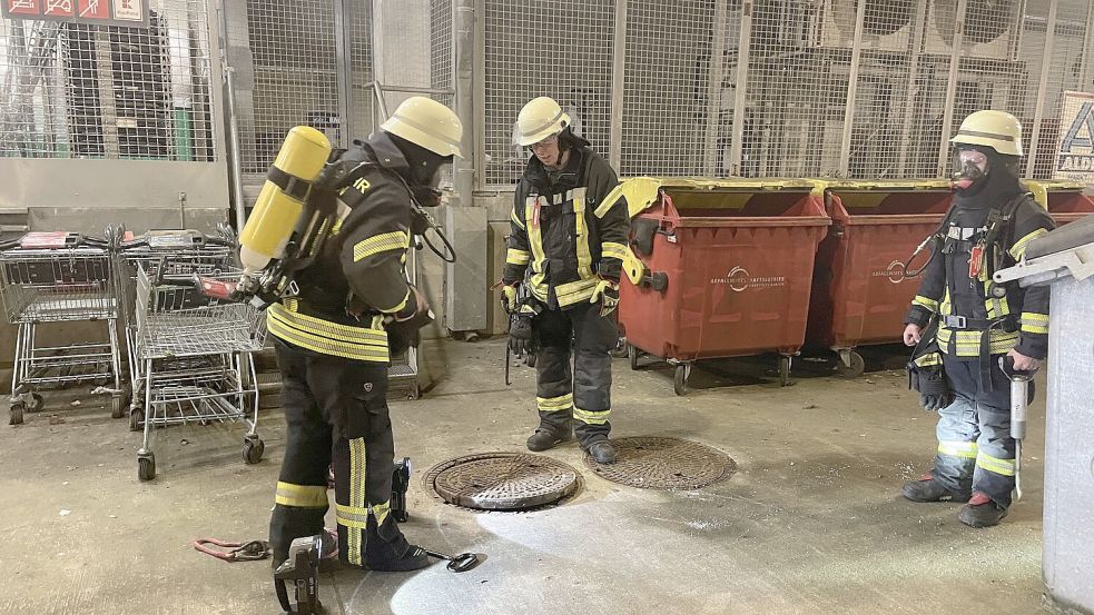 Mit Atemschutzgeräten waren die Feuerwehrleute im Einsatz. Foto: Feuerwehr Norden