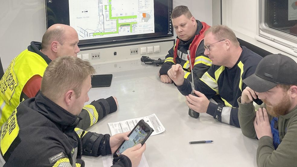 Einsatzbesprechung der Feuerwehr Norden am Norder Tor. Foto: Feuerwehr Norden
