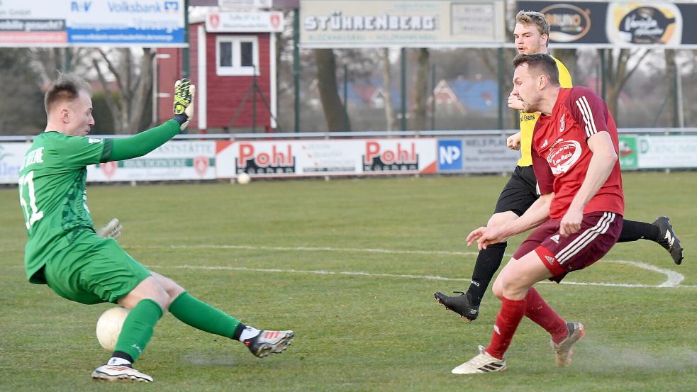 TuRas Henning Schulz scheitert hier zwar an Weene-Keeper Jannes Reich, war mit drei Toren aber der Mann des Tages. Fotos: Damm