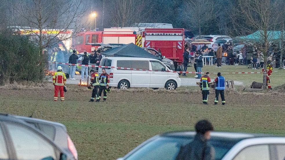 Polizei und Einsatzkräfte stehen nach einem Zwischenfall am Rand einer Feier. Bei einer großen Feier unter freiem Himmel im oberpfälzischen Parsberg ist ein Mann getötet worden. Foto: Armin Weigel/dpa