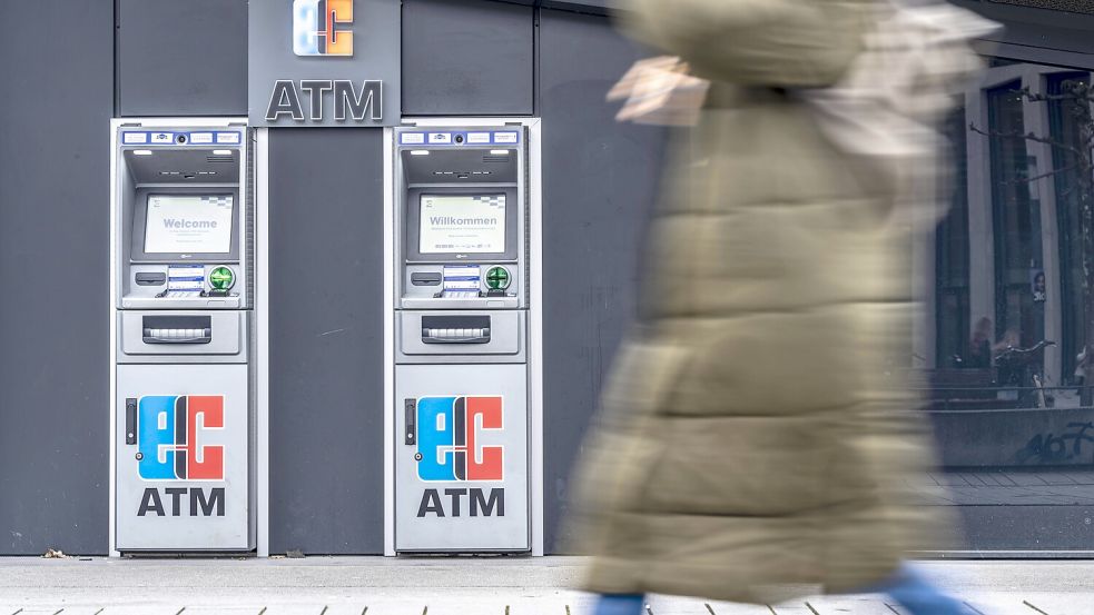 Wie weit ist der nächste Geldautomat entfernt? Erst ab zehn Kilometern nähern sich die Verfügbarkeiten in städtischen und ländlichen Gebieten an. Foto: IMAGO/Jochen Tack