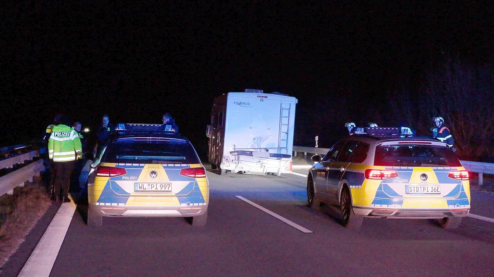 Polizeifahrzeuge stehen hinter einem Wohnmobil. Mit Schüssen in die Reifen hat die Polizei im Landkreis Stade die Irrfahrt eines Wohnmobils gestoppt. Foto: Peters/NEWS5/DPA