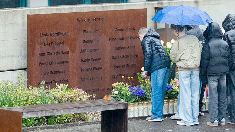 Cremefarbene Rosen für die Verstorbenen: Schüler in Haltern erinnern an die Opfer des Germanwings-Absturzes vor zehn Jahren. Foto: Rolf Vennenbernd/dpa