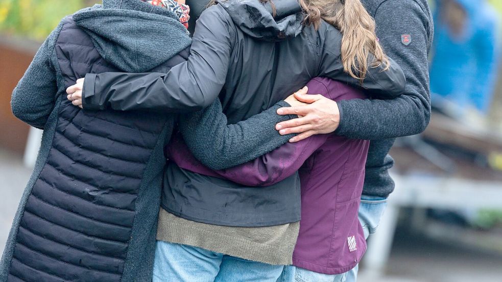 Die Gemeinschaft gibt Halt: Gedenken an die Absturzopfer auf dem Schulhof. Foto: Rolf Vennenbernd/dpa