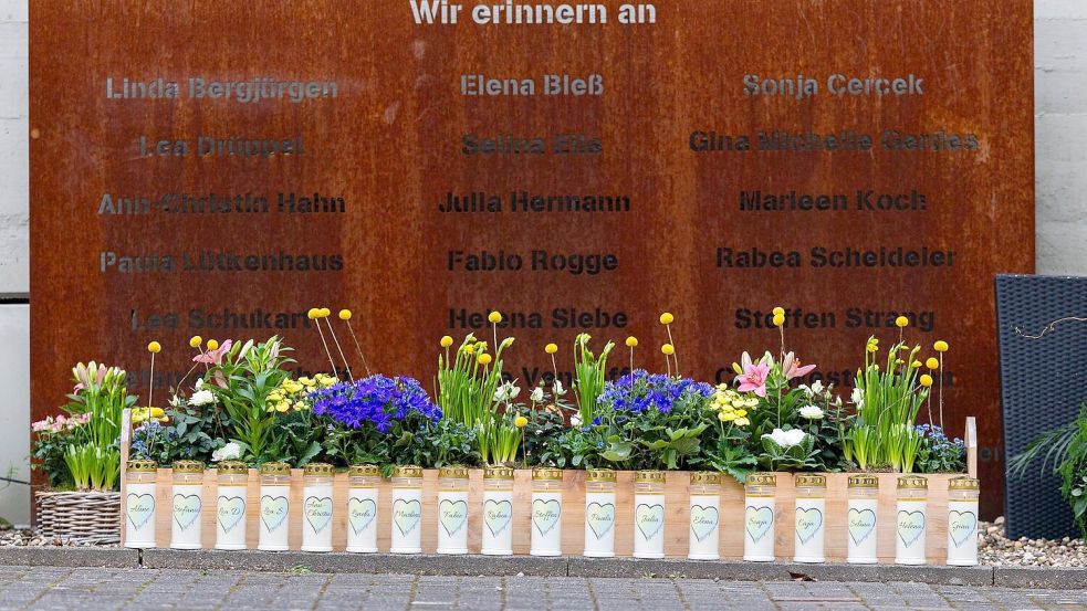 18 Kerzen erinnern auf dem Schulhof des Joseph-König-Gymnasiums an die Schülerinnen und Schüler sowie ihre Lehrerinnen, die bei dem Absturz ihr Leben verloren. Foto: Rolf Vennenbernd/dpa