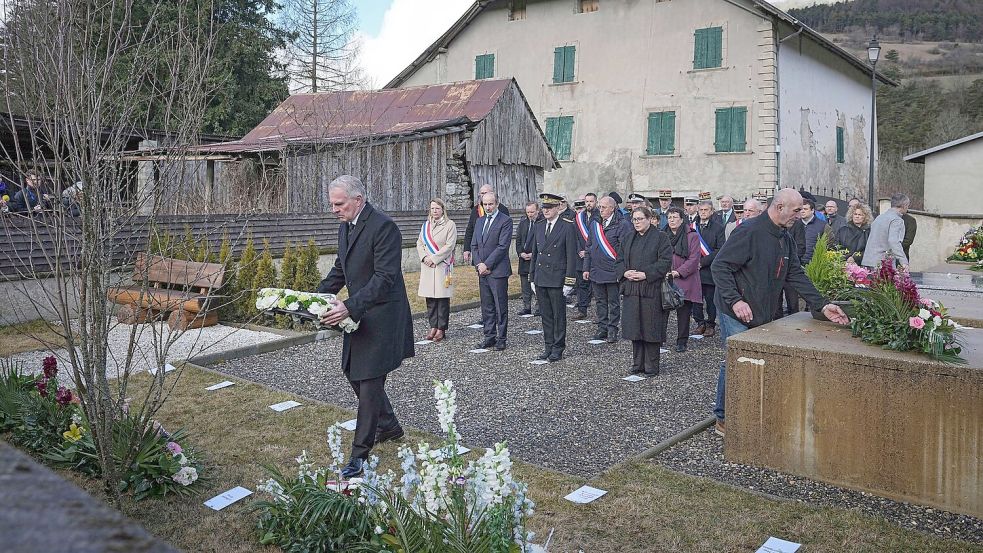 Lufthansa-Chef Carsten Spohr legt bei einer Gedenkfeier Blumen auf dem Friedhof von Le Vernet nieder. Foto: Laurent Cipriani/AP/dpa