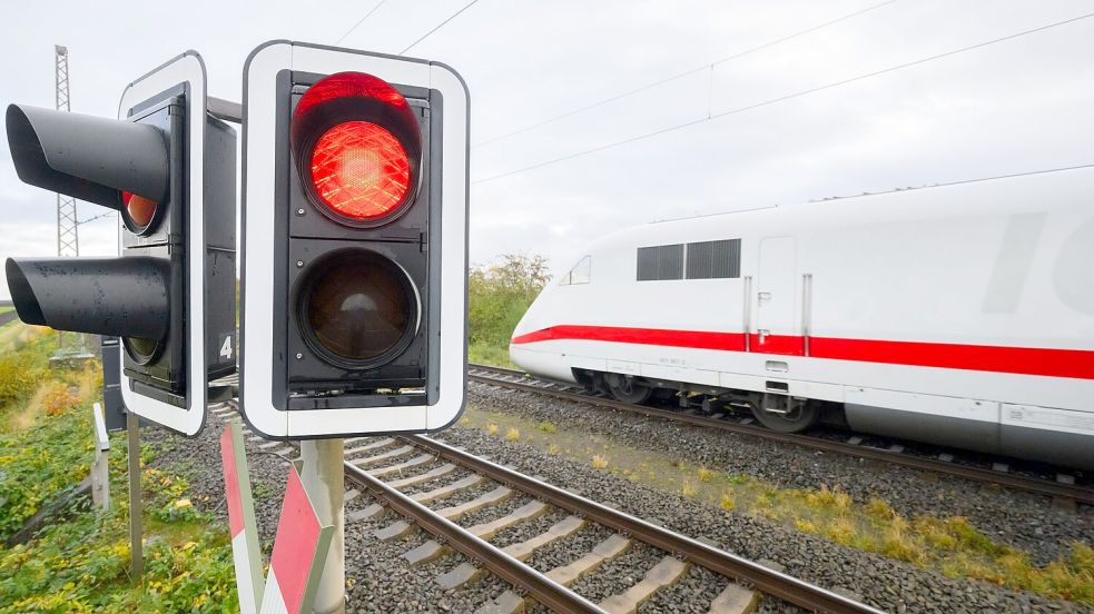 Die Bahn will wegen einer Tunnelsanierung die ICE-Strecke Mannheim-Stuttgart wochenlang sperren. (Symbolbild) Foto: Julian Stratenschulte/dpa