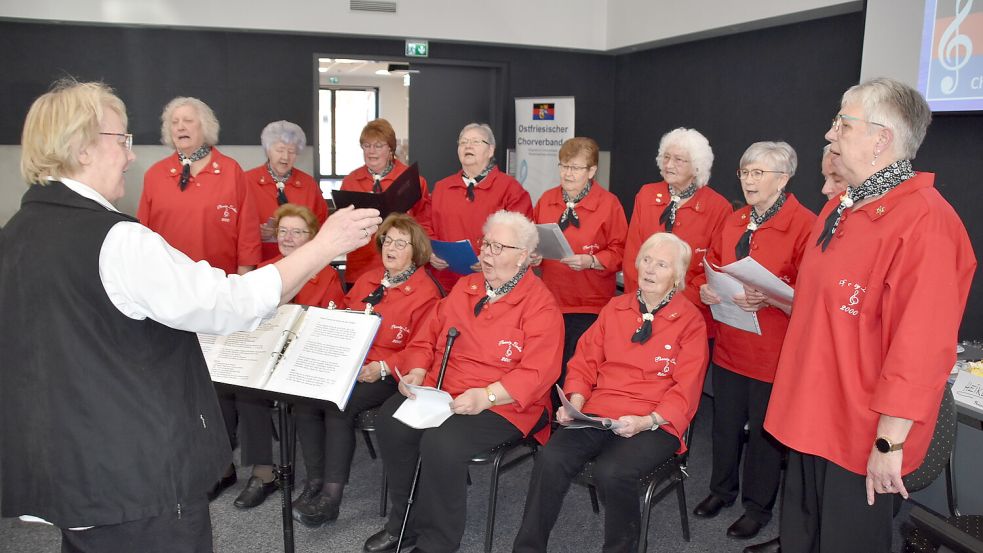 Die „Shanty Ladies 2000“ aus Ostrhauderfehn traten während der Jahreshauptversammlung des Ostfriesischen Chorverbandes im Vereins- und Gemeindezentrum in Ostrhauderfehn auf. Foto: Ammermann