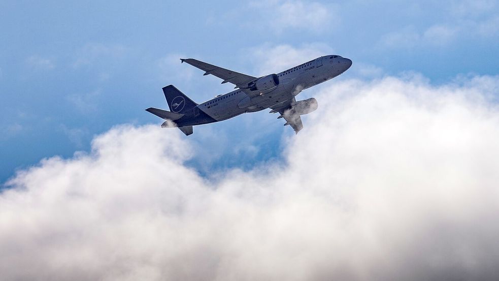 Wie kann ein Passagier die Umweltauswirkungen des Fliegens kompensieren? Foto: Robert Michael/dpa