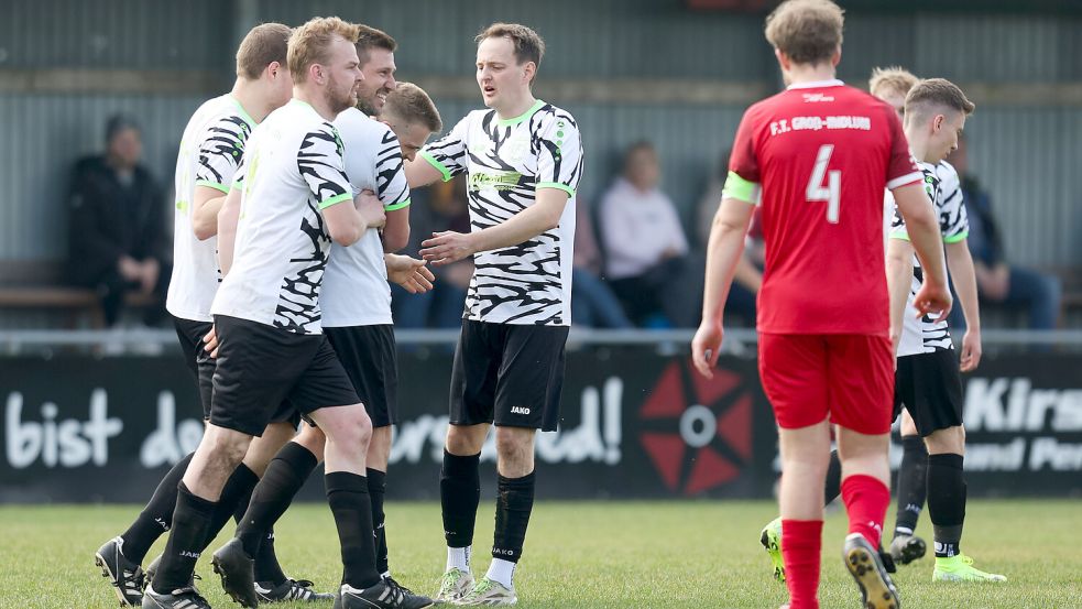 Zehn Treffer gab es in Groß-Midlum zu sehen. Der SC Wiesens (links) führte dabei 3:1, 4:3 und 5:4 – am Ende hieß es 5:5. Foto: Doden/Emden