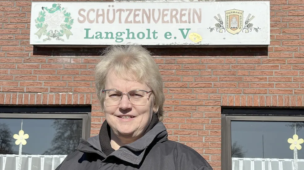 Die Vorsitzende Brigitte Willms steht vor dem Schützenhaus in Langholt. Der Verein löst sich schon bald auf. Fotos: Zein