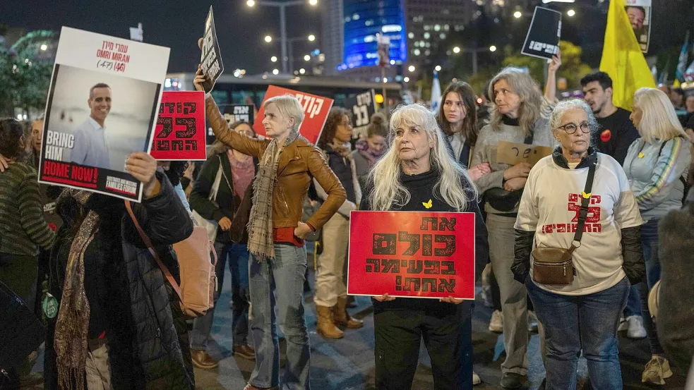 Bei Straßenprotesten setzen sich Menschen in Israel seit Monaten für die Freilassung der Hamas-Geiseln ein. (Archivbild) Foto: Ohad Zwigenberg/AP/dpa