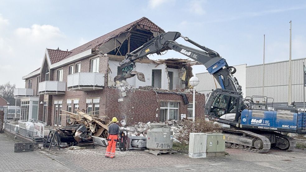 Der Abriss des früheren Volksbank-Gebäudes in Ostrhauderfehn hat begonnen. Fotos: Zein