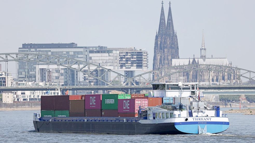 Die deutsche Binnenschifffahrt transportiert etwas mehr Güter, bleibt aber auf niedrigem Niveau (Archivbild) Foto: Oliver Berg/dpa