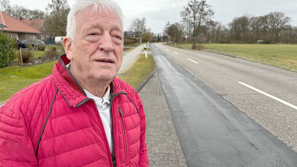 Anwohner Folkma Marks hat in den vergangenen Jahren immer mal wieder beim Landkreis Leer den Zustand der Schwarzmoorstraße moniert. Jetzt gibt es eine erfreuliche Nachricht für die Anwohner. Foto: Ammermann