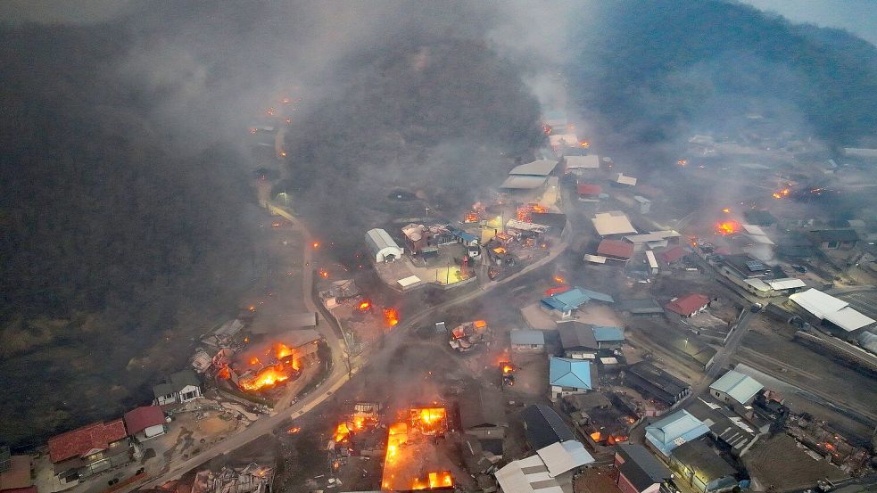 Bei den Waldbränden in Südkorea sind seit dem Wochenende mehr als 20 Menschen ums Leben gekommen. Foto: Yoon Gwan-shick/Yonhap via AP/dpa