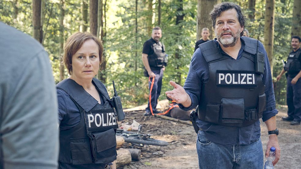 Die Sommerhitze im neuen Schwarzwald- „Tatort: Die große Angst“ macht auch den Kommissaren Franziska Tobler (Eva Löbau) und Friedemann Berg (Hans-Jochen Wagner) ordentlich zu schaffen. Foto: SWR Presse/Bildkommunikation