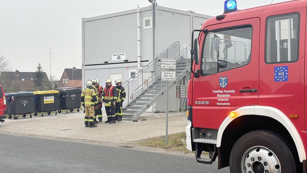 Die Einsatzkräfte der Feuerwehr Westrhauderfehn trafen bereits nach kurzer Zeit bei der Asylunterkunft ein. Dort war ein Feuer gemeldet worden. Foto: Ammermann