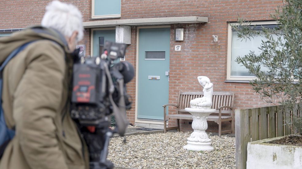 Ein Kameramann filmt die Eingangstür zu einem der Häuser in Heerhugowaard, wo die Polizei zuvor Verdächtige festgenommen hatte. Foto: Van Bergen/ANP/Imago Images