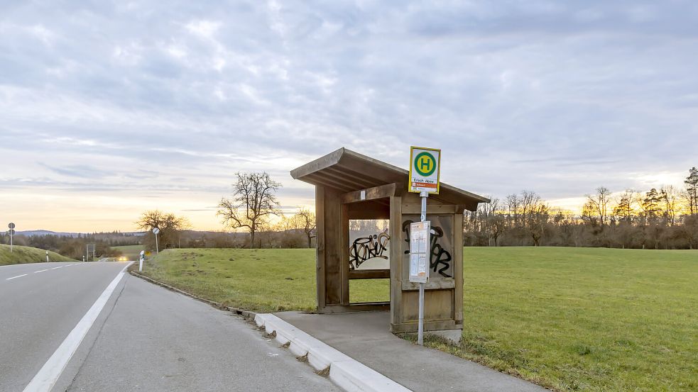 Nach Planungen der rot-grünen Koalition in Niedersachsen sollen „Fahrgast-Unterstände“ des ÖPNV künftig keiner Größenbegrenzung mehr unterliegen. Foto: IMAGO / Arnulf Hettrich