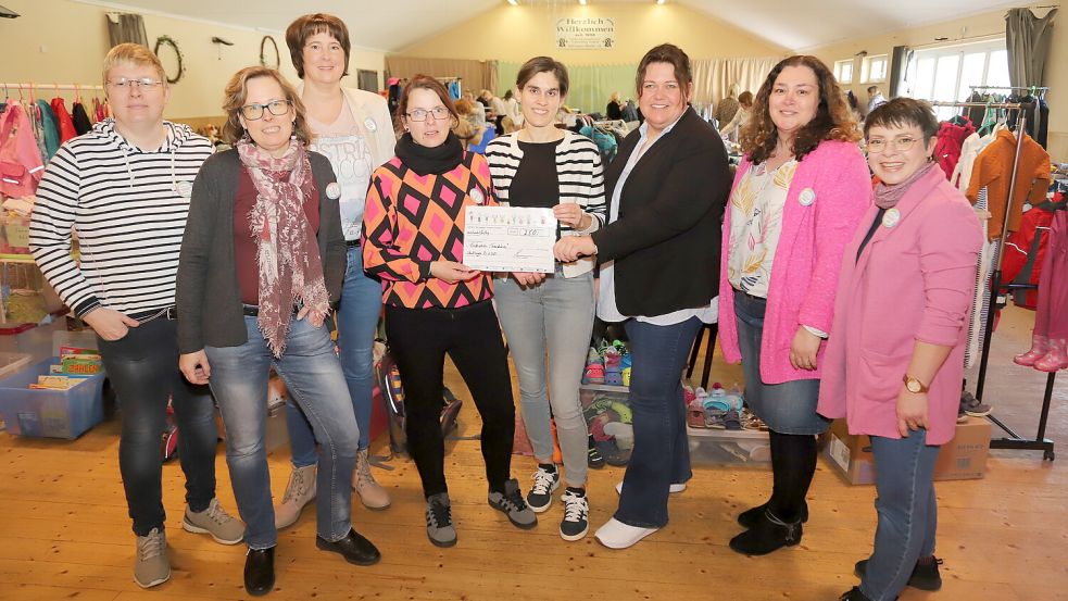 Einen Scheck über 250 Euro überreichte das Kleiderbörsenteam an den Förderverein der Marienschule Strücklingen: (von links) Katharina Reents, Sandra Volmer, Andrea Neumann, Bianca Koluszniens, Rita Immer, Kerstin Schulte, Marianha Janßen, Ksenia Wallschlag. Foto: Passmann