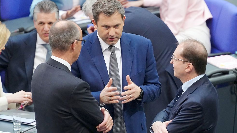 Friedrich Merz (l), Lars Klingbeil und Alexander Dobrindt haben noch viel zu besprechen. Foto: dpa/Kay Nietfeld
