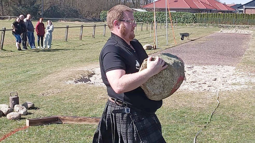 Beim SC Rhauderfehn/Langholt können Interessierte schottische Traditionssportarten ausprobieren. Fotos: Privat