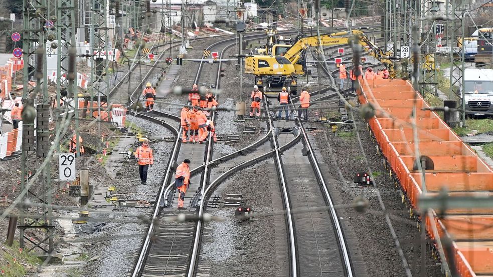 Bis Anfang der 30er Jahre sollen mehr als 40 wichtige Strecken grundlegend saniert werden - wie hier der Korridor zwischen Mannheim und Frankfurt. (Archivbild) Foto: Arne Dedert/dpa