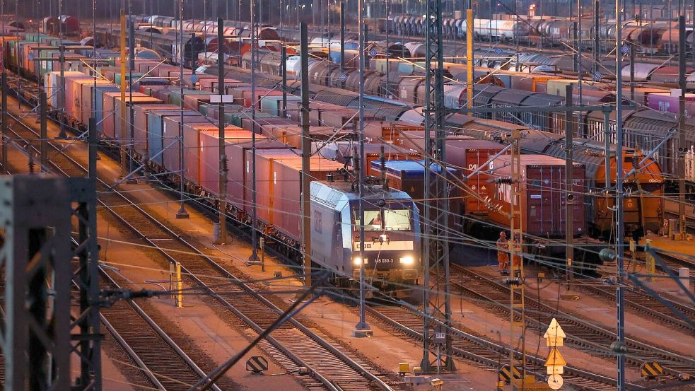 Die Güterverkehrssparte muss bis 2026 schwarze Zahlen schreiben. (Archivbild) Foto: Bodo Marks/dpa