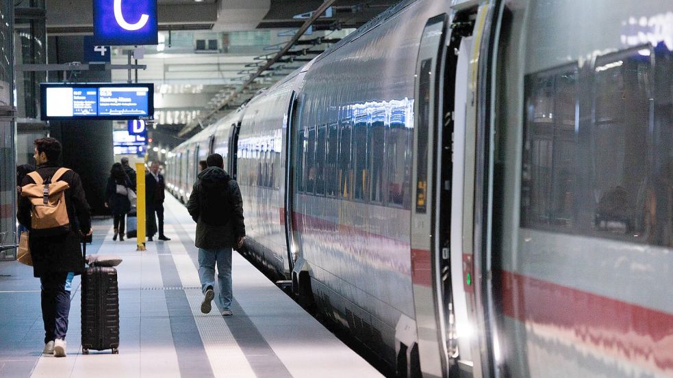 Einsteigen bitte - doch viele Züge waren im vergangenen Jahr verspätet unterwegs. Foto: Carsten Koall/dpa