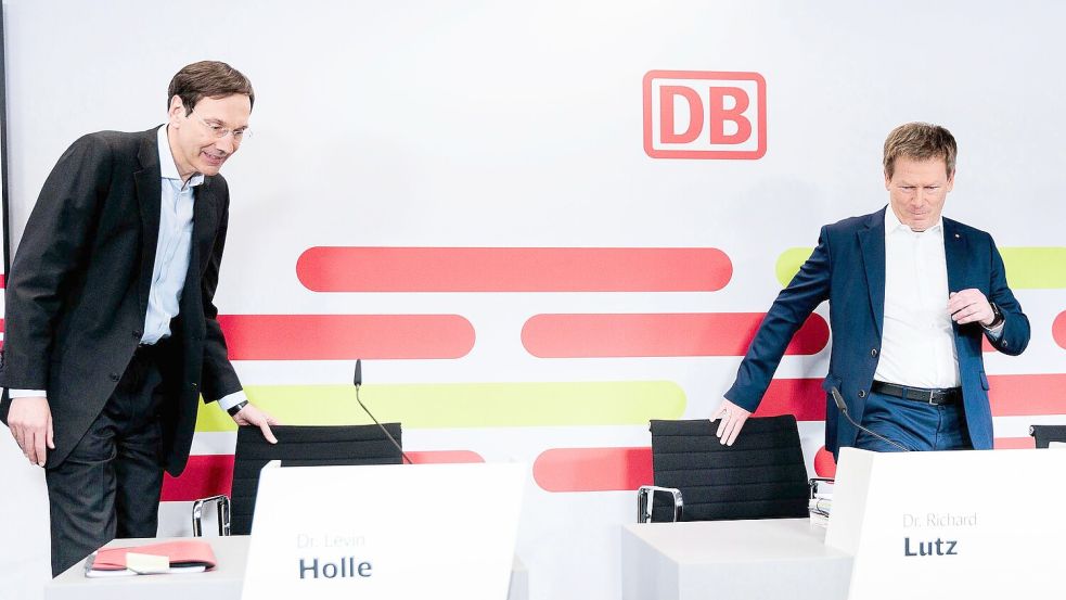 Stellen die Jahresbilanz 2024 in unruhigen Zeiten vor: Bahnchef Richard Lutz (rechts) und Finanzvorstand Levin Holle. Foto: Carsten Koall/dpa