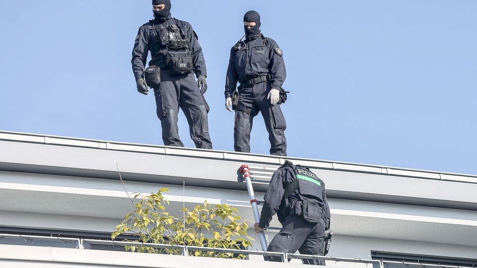 Hunderte Einsatzkräfte der Polizei waren an den Durchsuchungen in mehreren Ländern beteiligt. Foto: Oliver Berg/dpa