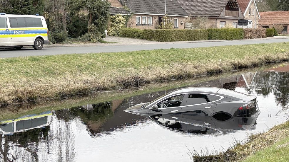 Der 84 Jahre alte Mann konnte sich selbstständig aus dem Auto befreien. Foto: Zein