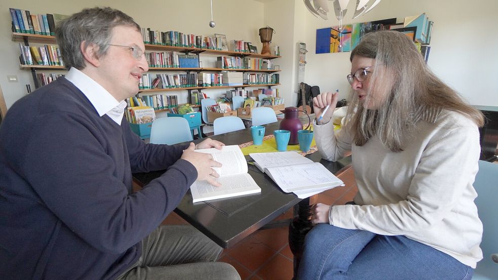 Mit Pastor Matthias Voss bespricht Roswitha Stürmer anstehende Termine in der Gemeinde.