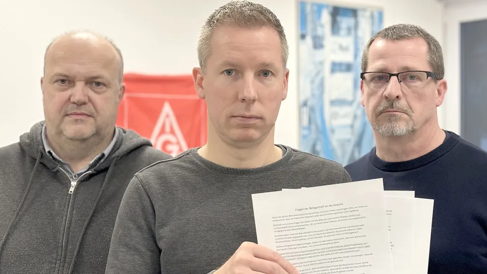 Wilfried Specker (von links), Marcel Taubert (Vorsitzender) und Guido Papencordt vom Betriebsrat kämpfen um die Arbeitsplätze der Opti-Belegschaft. Archivfoto: Janßen
