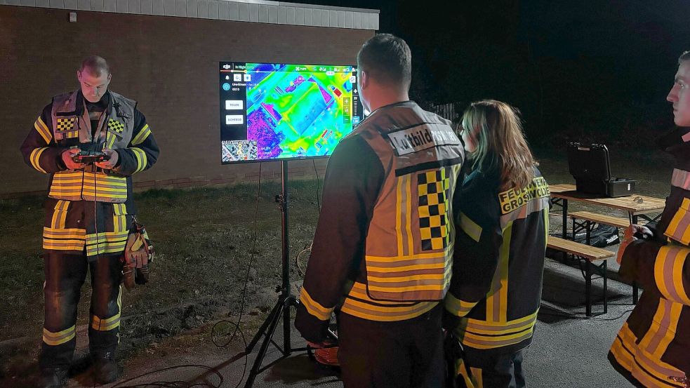 Auch die Drohnengruppe der Feuerwehr Westoverledingen war vor Ort. Foto: Marius Ammermann