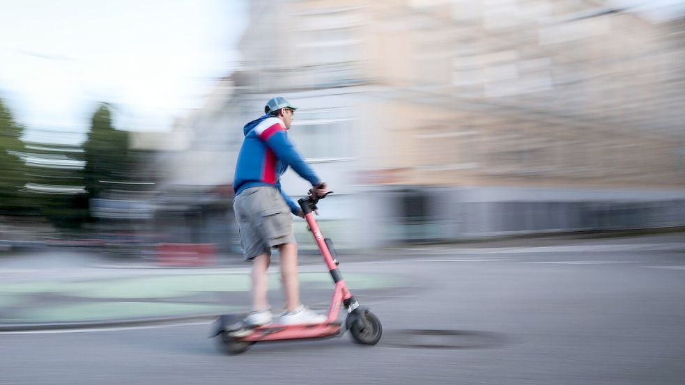 Rücksichtsloses Fahren ist einer Studie für den Großteil von E-Scooter-Unfällen verantwortlich. (Illustration) Foto: Christian Charisius/dpa
