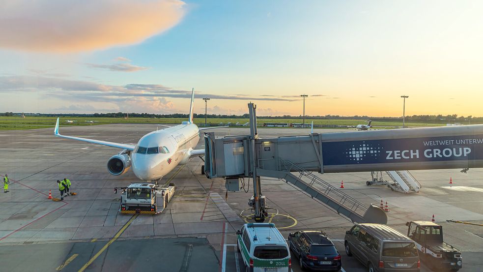 Die Maschine mit Ziel Mallorca konnte erst mit 45 Minuten Verspätung starten. Foto: imago images / Christian Offenberg