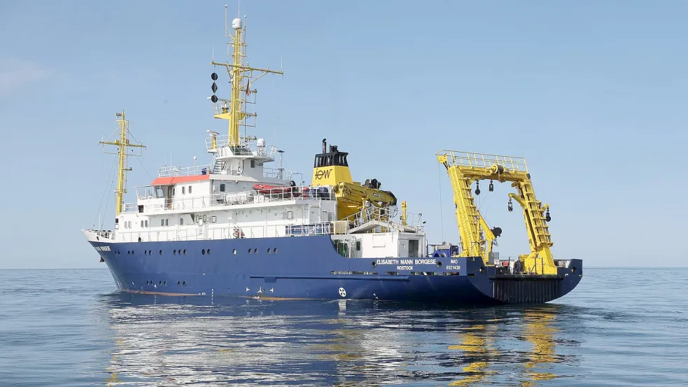 Vom Forschungsschiff „Elisabeth Mann Borgese“ aus haben Forscher Sedimentproben mit der Kieselalge vom Grund der Ostsee geholt. (Archivbild) Foto: Bernd Wüstneck/dpa