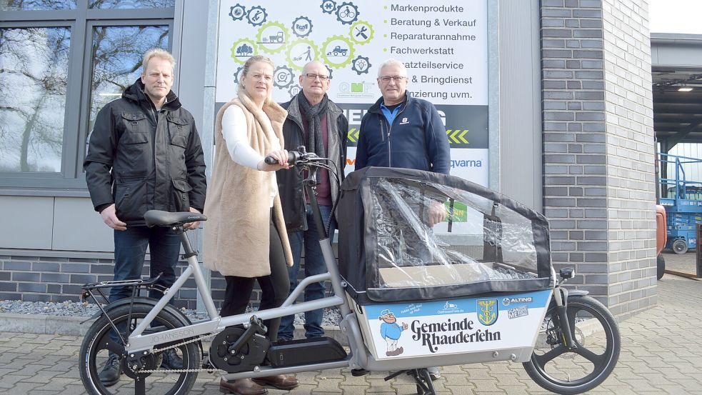 Die Beteiligten bei der Übergabe des Rades: (von links) Rhauderfehns Bürgermeister Geert Müller, Tanja Alting-Engels und Arno Engels von der Firma Alting sowie Anton Scholtalbers vom Verein „OstfriesenFiets“ aus Leer. Foto: Weers
